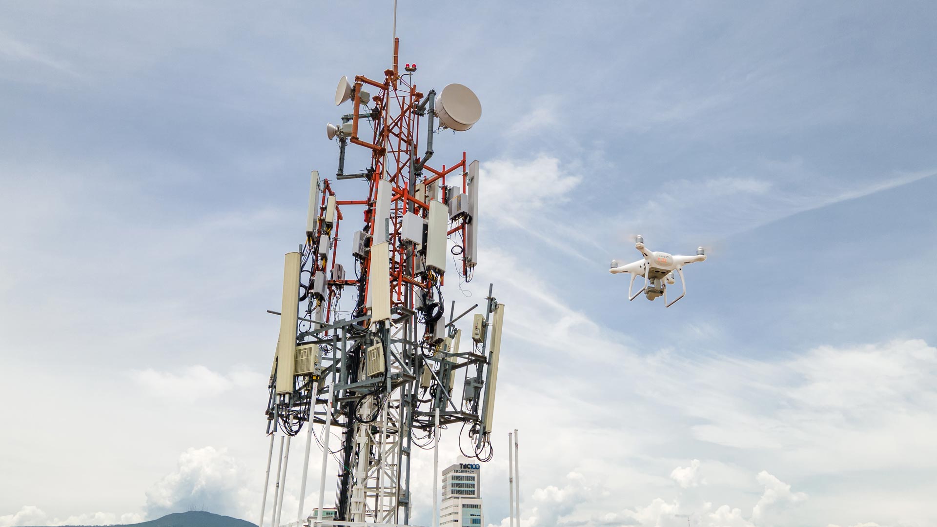 Inspección con drones de torres eléctricas e infraestructura industrial